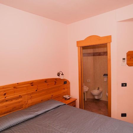 Hotel Vittoria Riva del Garda Phòng bức ảnh
