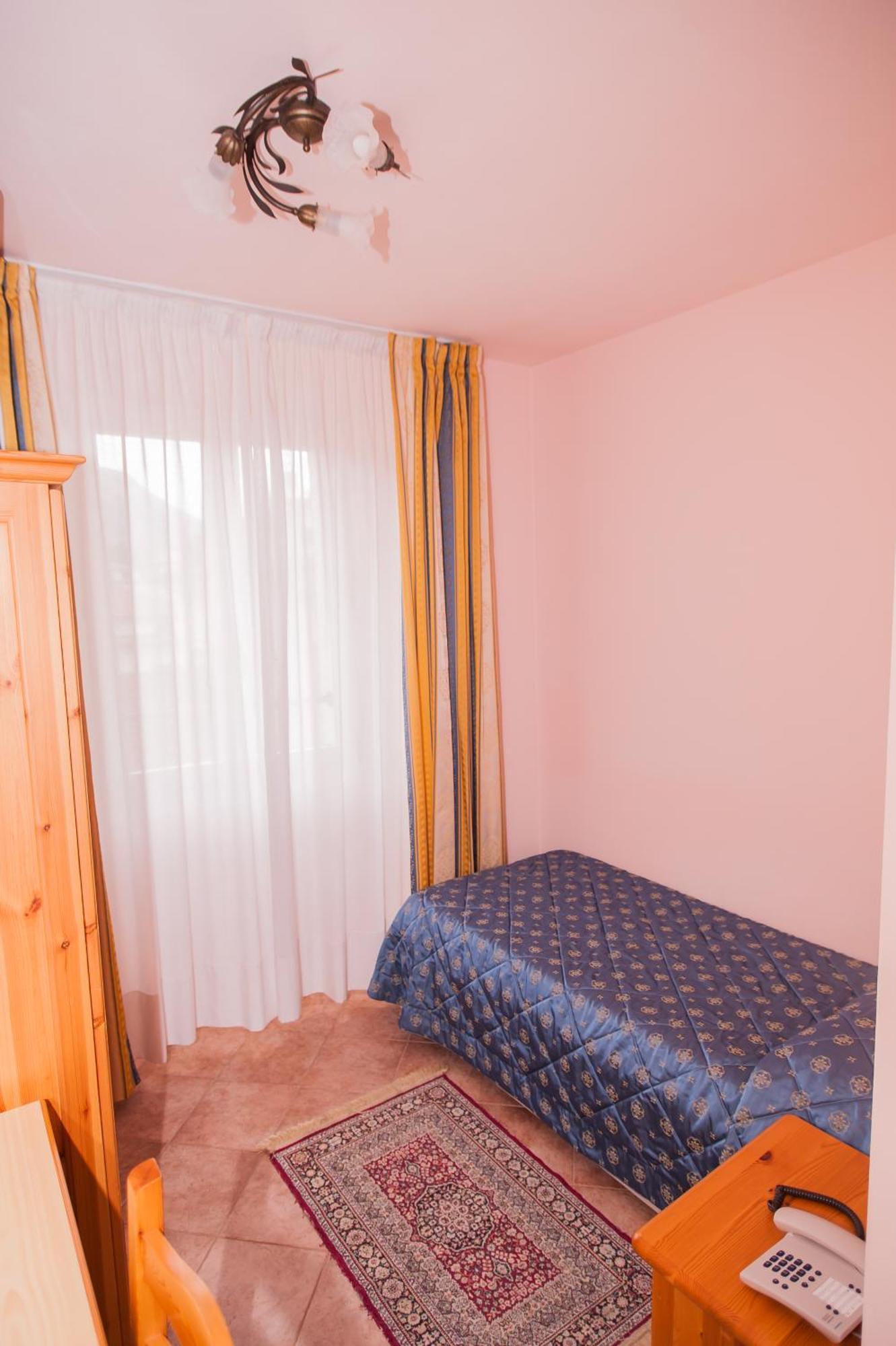Hotel Vittoria Riva del Garda Phòng bức ảnh