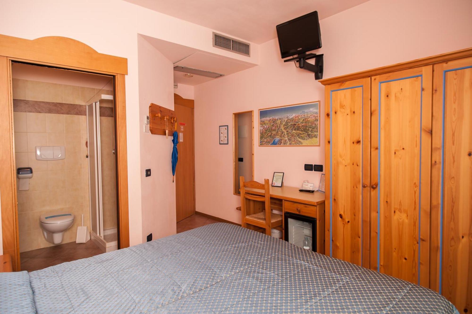 Hotel Vittoria Riva del Garda Phòng bức ảnh