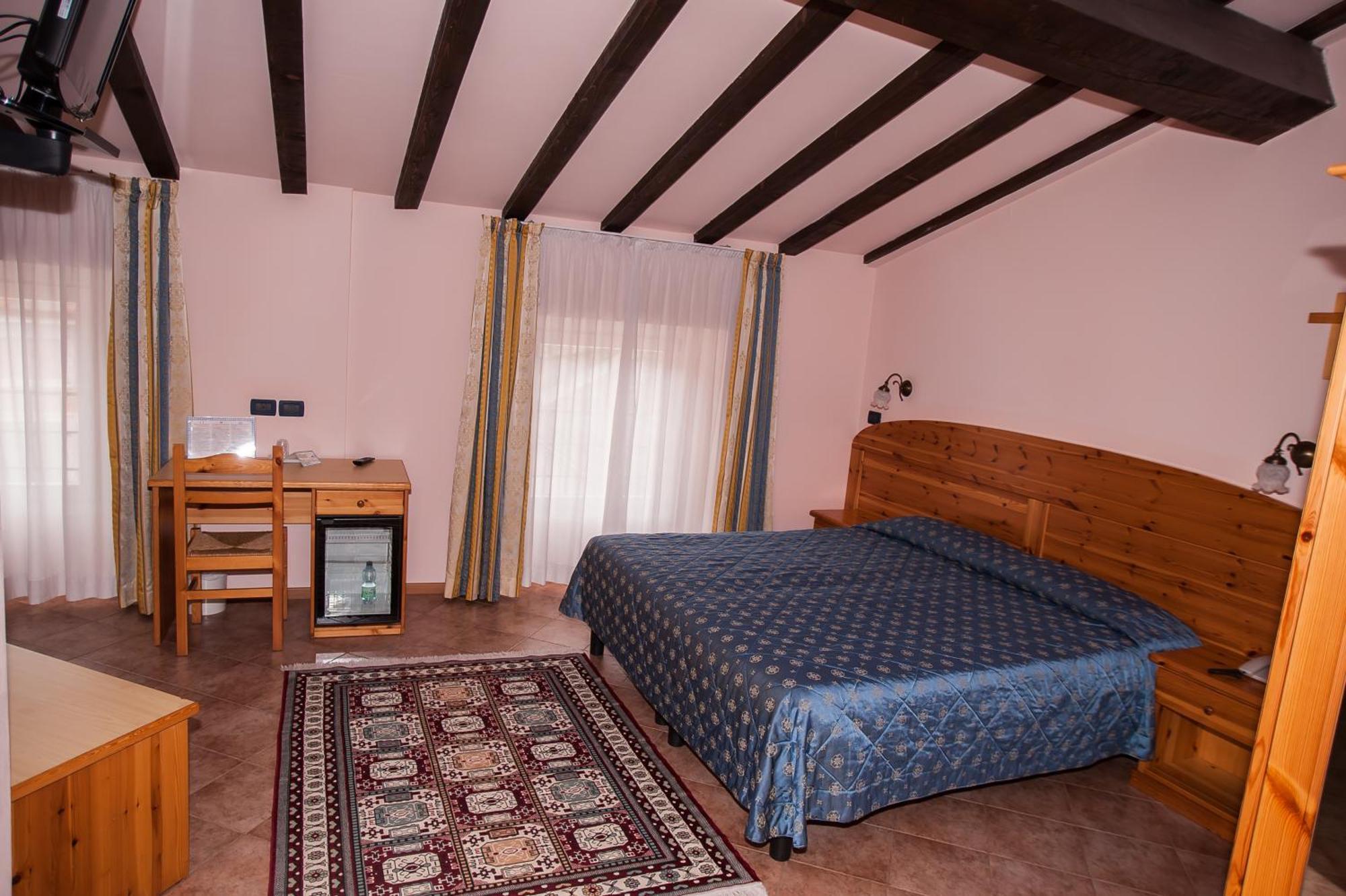 Hotel Vittoria Riva del Garda Phòng bức ảnh